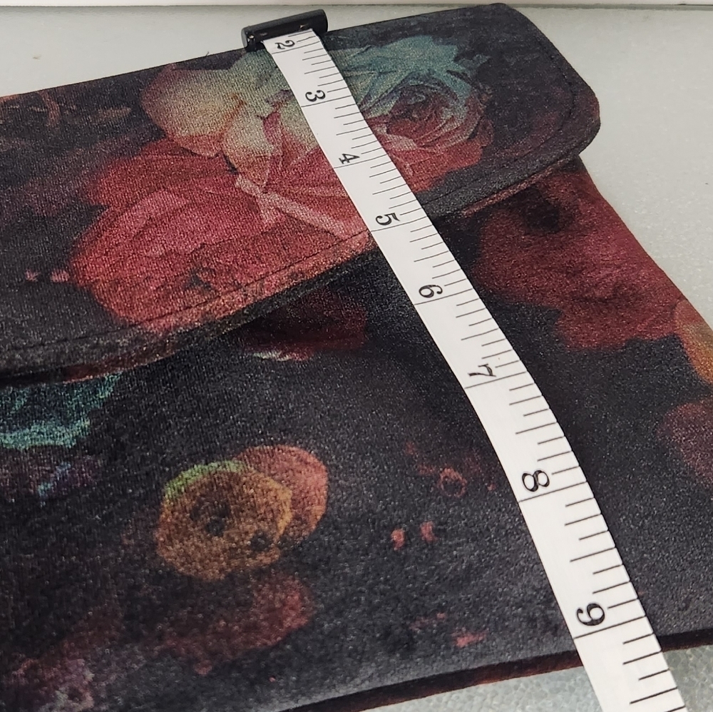 Velvet black w red rose pattern‎ flap closure clutch w hidden strap hooks - Picture 5 of 7